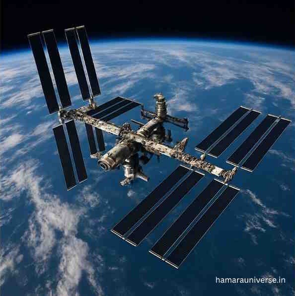 पृथ्वी की कक्षा में परिक्रमा करता अंतरराष्ट्रीय स्पेस स्टेशन (ISS)